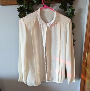 Super sweet creme vintage button up shirt, lace collar, shoulder pads, medium